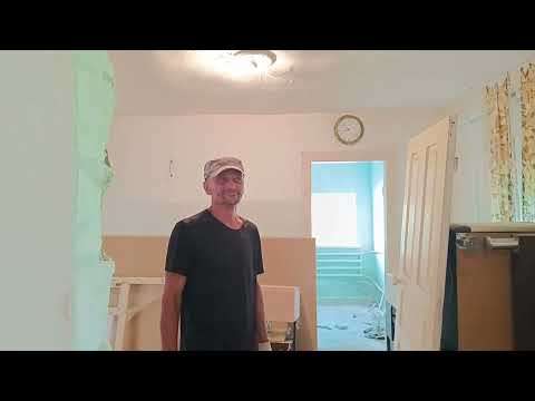 Видео: Большой ремонт.Сделаем жилой дом из развалюшки. Заливаем полы, пробиваем в стенах дверные проёмы.