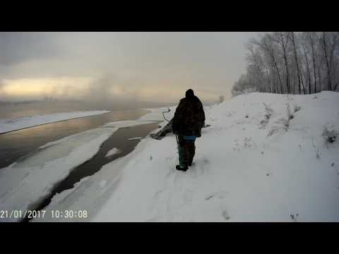 Видео: Рыбаки поплыли на льдине. оторвало льдину с рыбаками . рыбалка на Ениисеи хариуса зимой
