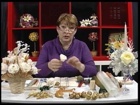 Видео: Уроки рукоделия  Композиция к новому году из орешков и роз  Урок 2