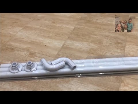 Видео: Установка углового потолочного карниза в ванной комнате.