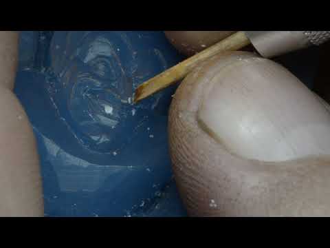 Видео: #УрокиЮвелира Джокер.  Резьба по воску.  Начало.