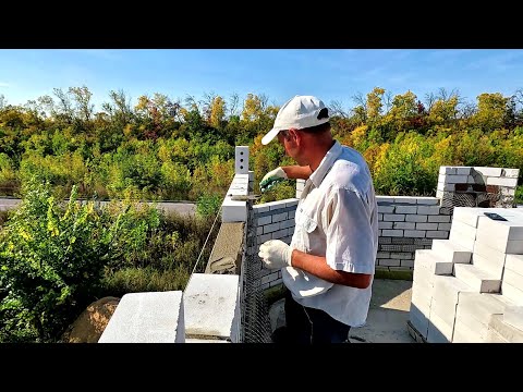 Видео: Этот дом похож на замок! Строительство 2-х этажного дома с гаражом.