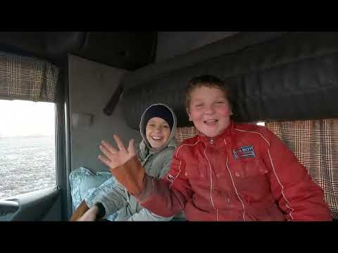 Видео: ЮНЫЕ ТРАКТОРИСТЫ или В НАШЕ ВРЕМЯ ТАКОЕ РЕДКОСТЬ! | Трактор К-700 с кабиной Renault Magnum