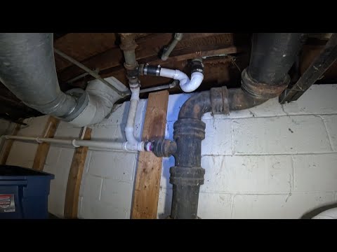 Видео: Мастер на все руки прочищает засор в ванне самым сложным способом | Что я узнал о сифонах и очист...