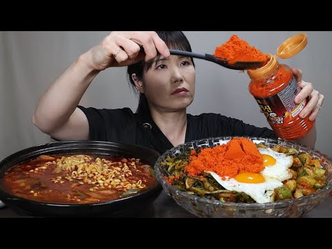 Видео: Бибимбап, жареная куриная лапша, кимчи, острое блюдо, мокбан.