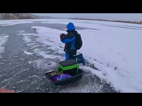 Видео: ЗАКРИЧАЛА НА ВЕСЬ ЛЕД Я ДУМАЛ ОН ЕЕ УДОЧКУ СЛОМАЕТ рыбалка зимой 2023