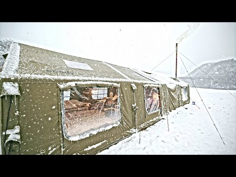 Видео: [4k 60p] Жаркий зимний поход с собакой в большой воздушной палатке на заснеженном берегу рекиㅣАСМР