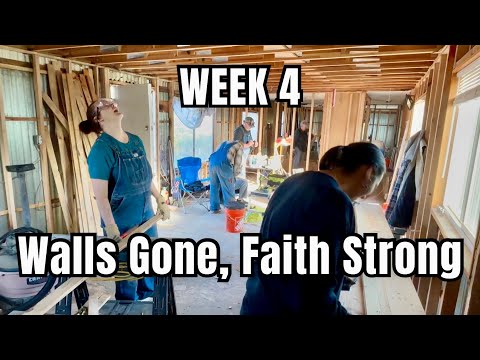 Видео: Спасение заброшенного мобильного дома: вера, семья и свежие пиломатериалы