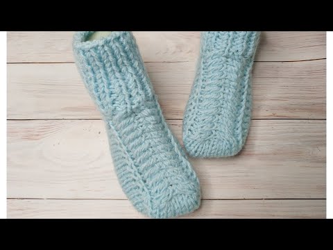 Видео: #вязаниеДляДеток Очень простые носочки на двух спицах, с удобной пяткой и красивым мыском.