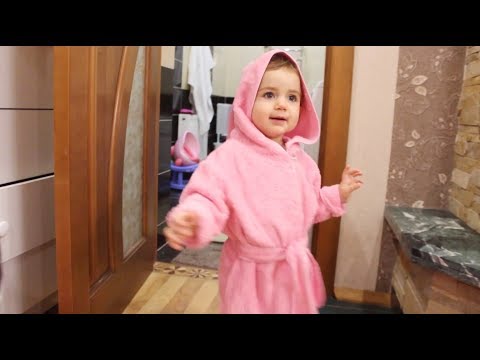 Видео: VLOG Будни с Алисой. Укладываю спать. Примеряли халатик