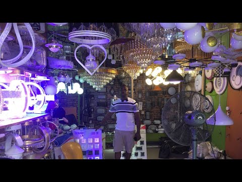 Видео: Цены на лампочки, люстры, светильники, розетки, провода и фонари для забора в штате Лагос, Нигерия.