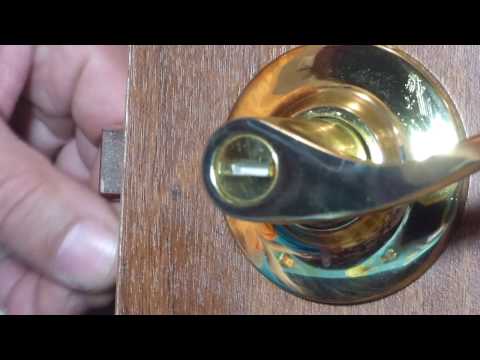 Видео: Как установить ответную планку замка.