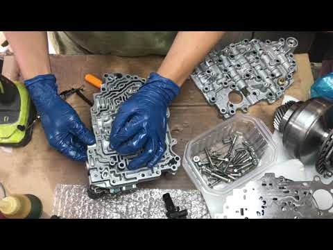 Видео: Nissan Versa SV 1.6L 2012 - Часть 1/4 - Сборка корпуса клапана вариатора REF011A / JF015E