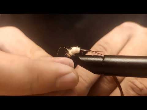 Видео: Вяжем мушку на Карасика