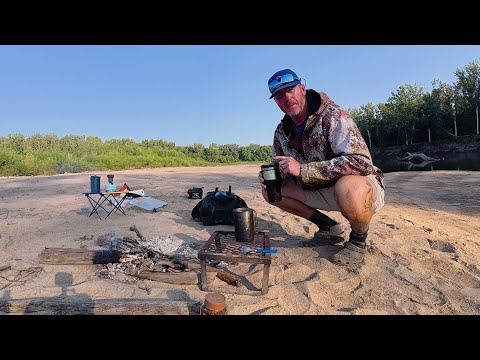 Видео: 2 ночи в ОДИНОЧКУ в речном кемпинге!!! (Рыбалка для еды)