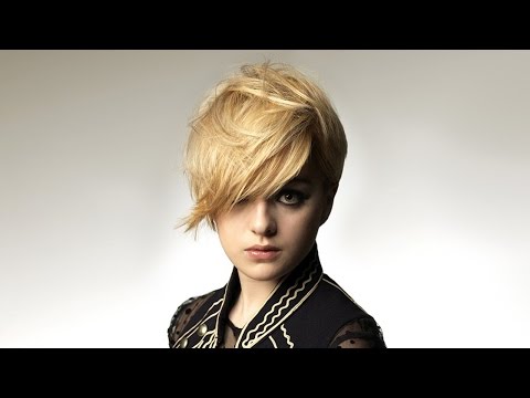 Видео: Короткая стрижка боб с удлиненной челкой