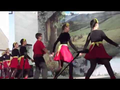 Видео: Фолклорен извор 2016 - "Веселото хоро" гр. Велики Преслав