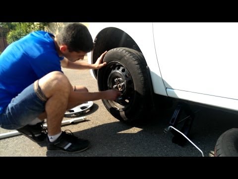 Видео: Правильное снятие и установка колес \ как правильно заменить колесо (PitStopMD)