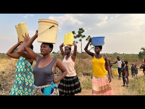 Видео: Жизнь в африканской деревне / Вечером за водой