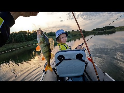 Видео: НАЛОВИЛИ! Сын в восторге от рыбалки! Рыбалка на спиннинг с каяка. Окунь на спиннинг ловился отлично