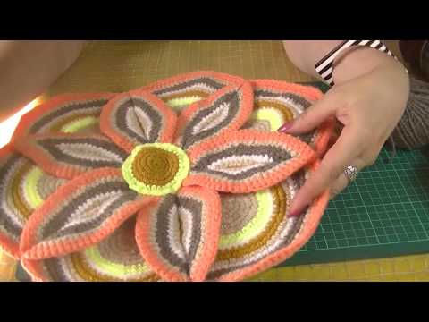 Видео: Сидушка на табурет, стул крючком. Декоративная подушка.