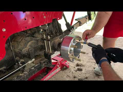 Видео: Добавление колесных проставок на трактор TYM T474.