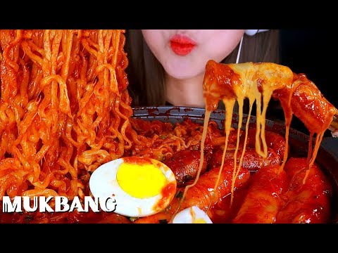 Видео: Пряный рисовый пирог, острая лапша, есть корейская еда.