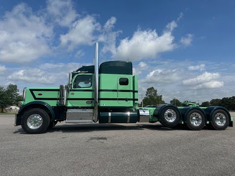 Видео: ВАУ! Полностью кастомный Peterbilt 589 2025 года с 2-ступенчатой ​​вспомогательной трансмиссией C...