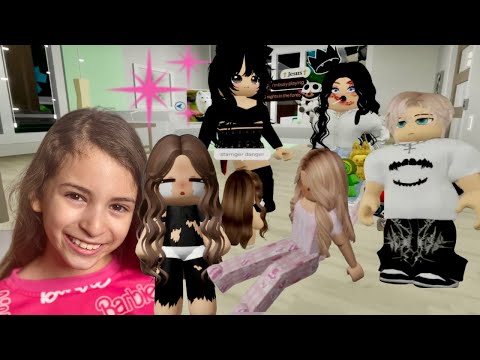 Видео: Бездомный плюшевый малыш обретает усыновление, и семья становится большой! 💕 | Roblox Brookhaven ...