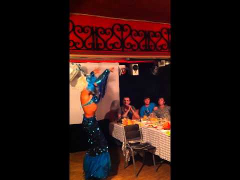 Видео: Оставайся мальчик с нами, будешь нашим королем!