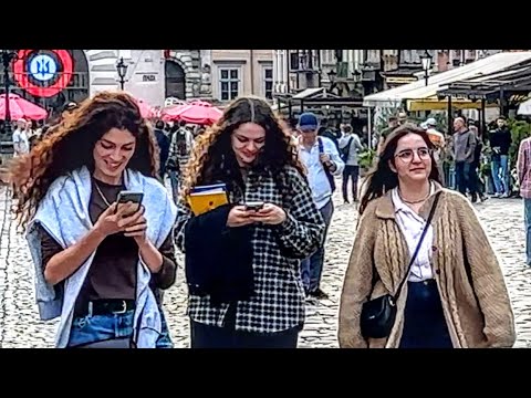 Видео: Щасливі, смагляві дівчата. Львів осінь, мода. #львівплощаринок 