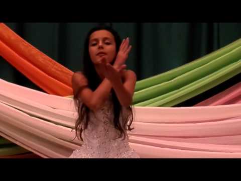 Видео: поет глухонемая девушка песня о маме