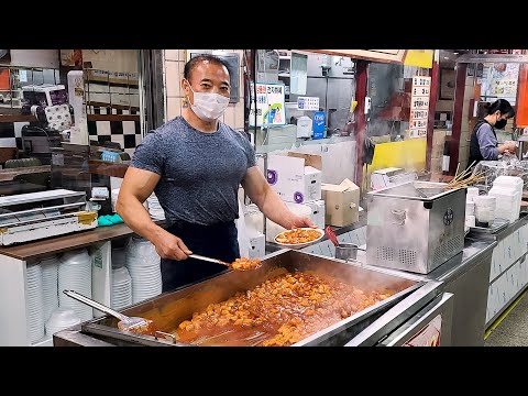 Видео: Люди выстраиваются в очередь за лучшим ттокпокки, острым рисовым пирожком за 1 доллар, жареной едой