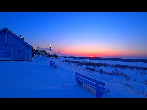 Видео: Деревушка на берегу реки. Рыбалка на таёжном озере в -40 в веселой компании рыбаков.