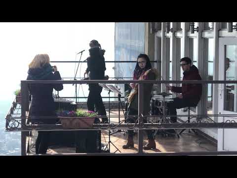 Видео: Фантастическое выступление уличных музыкантов НАД ГОРОДОМ! Orchestra Minerale
