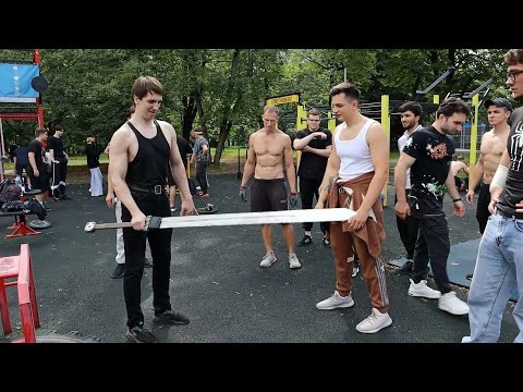 Видео: Меч Берсерка был поднят одной рукой