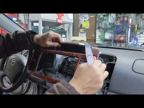 Видео: Снятие магнитолы Toyota Camry 2002 - 2006