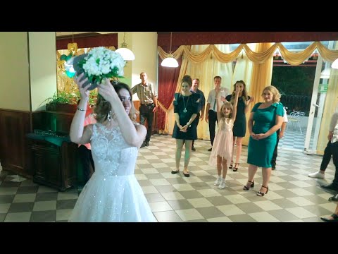 Видео: Традиция на свадьбе, невеста бросает свадебный букет.