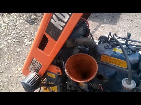 Видео: Минитрактор. Замена масла в двигателе Куботы B6000.