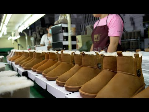Видео: Процесс массового производства теплых зимних ботинок из высококачественной кожи и шерсти.