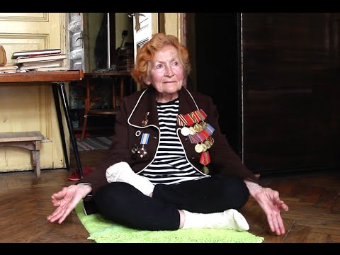 Видео: 86-летняя ветеран-йог рассказывает о полезности асан