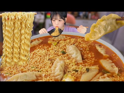 Видео: Ешьте рамен в одиночестве во время просмотра Netflix🍜dumpling&ramen ASMR MUKBANG