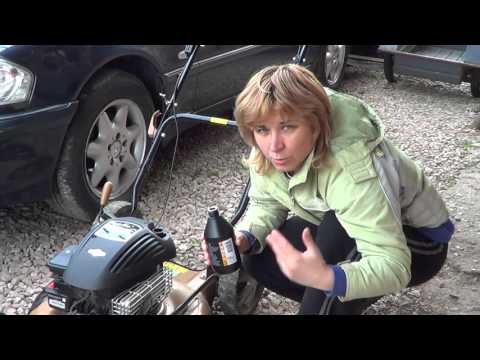 Видео: Замена масла в газонокосилке с четырёхтактным двигателем.