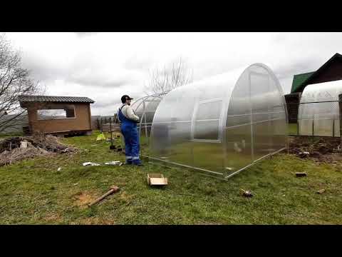 Видео: Установка теплицы из поликарбоната 3х4 .Две дополнительные форточки, поликарбонат 4 мм.