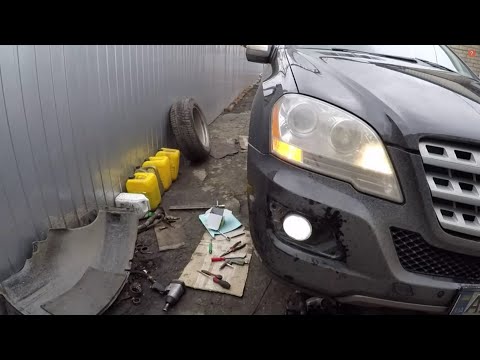 Видео: Как поменять лампу противотуманки.Мерседес МЛ 350.164.