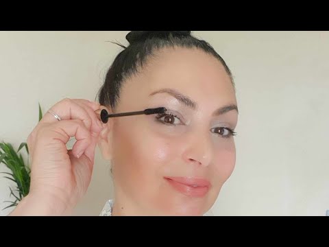 Видео: Супер лайфхак при нанасяне на спирала за обемни и дълги мигли