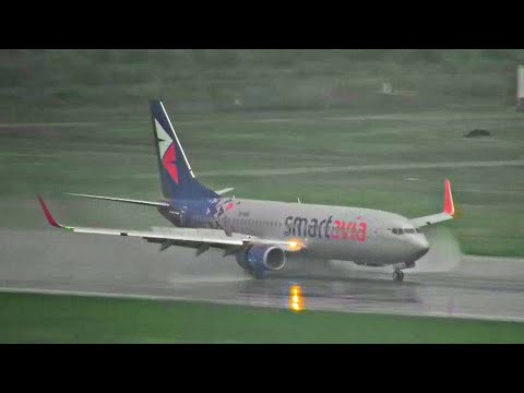 Видео: Ливень в Сочи. Самолёты брызжут реверсом. Работа аэропорта. Четыре посадки и один взлёт.