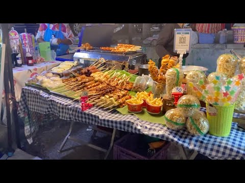 Видео: Ночной рынок у Храма на пляже Карон. Пхукет. Уличная тайская еда, сувениры, одежда, косметика.