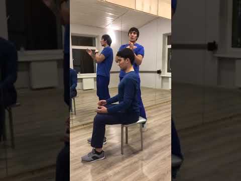 Видео: Упражнения от сутулости. Простой комплекс упражнений в домашних условиях.