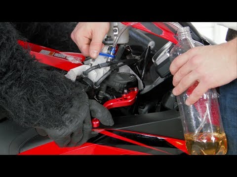 Видео: Замена Тормозной Жидкости и Прокачка Тормозов на Мотоцикле